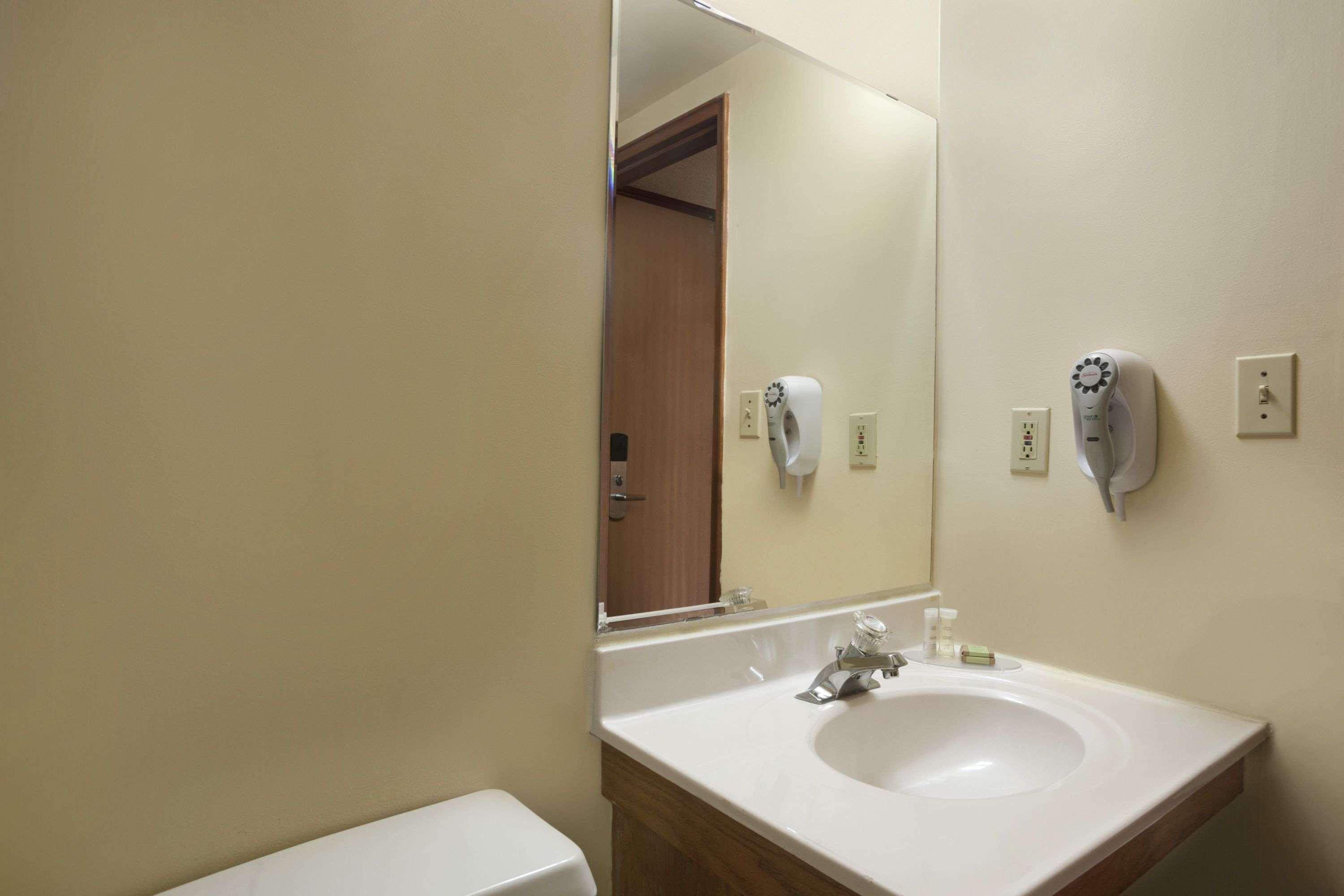 Super 8 By Wyndham Sarnia On Hotel Exterior foto