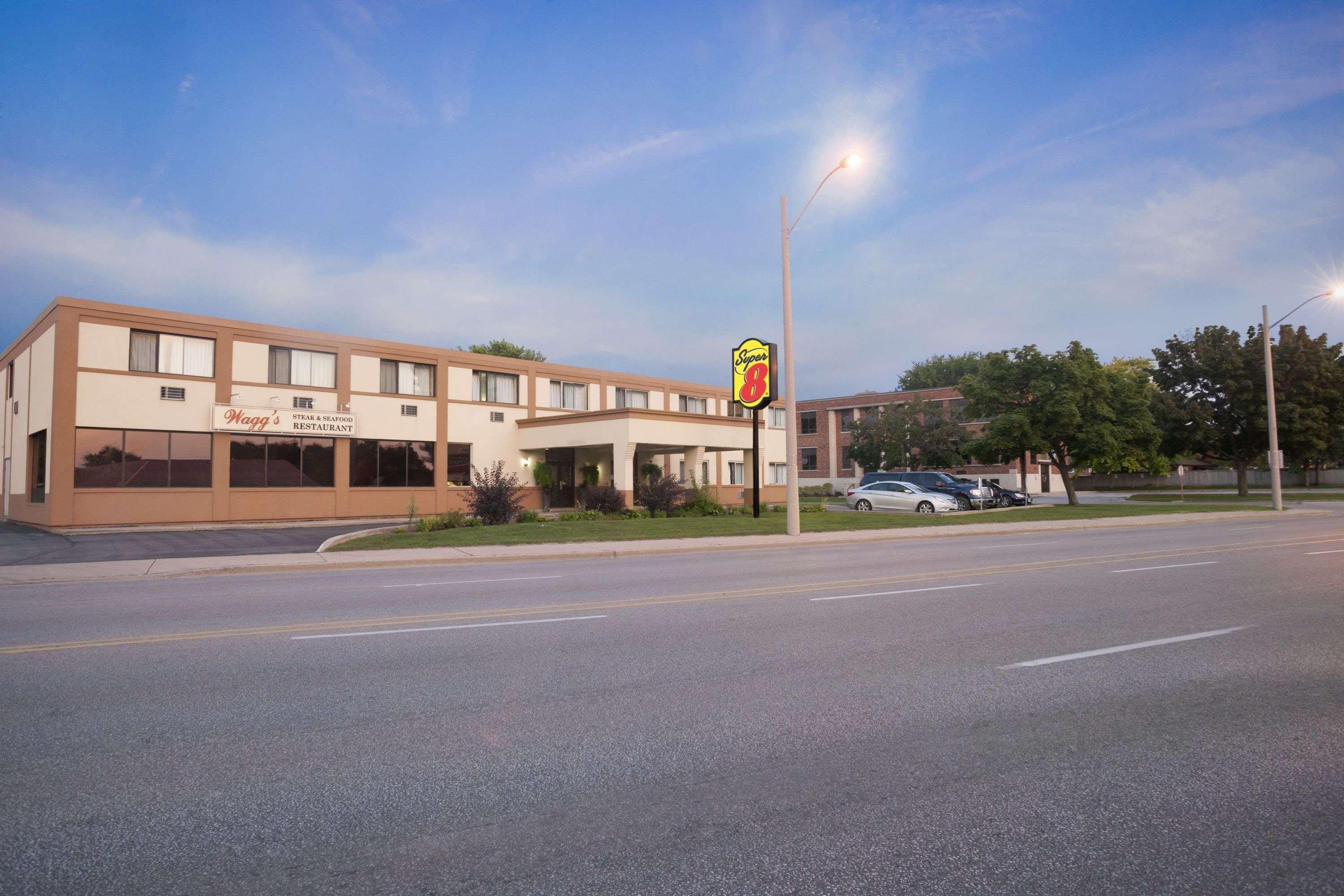 Super 8 By Wyndham Sarnia On Hotel Exterior foto