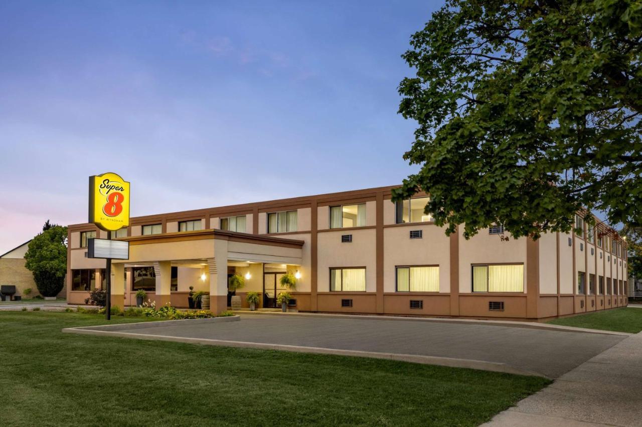 Super 8 By Wyndham Sarnia On Hotel Exterior foto