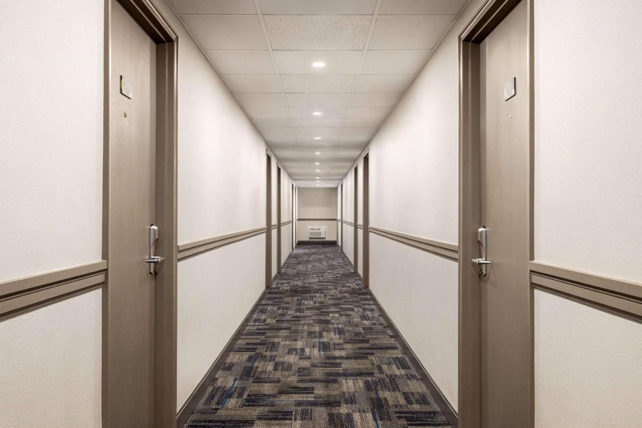 Super 8 By Wyndham Sarnia On Hotel Exterior foto