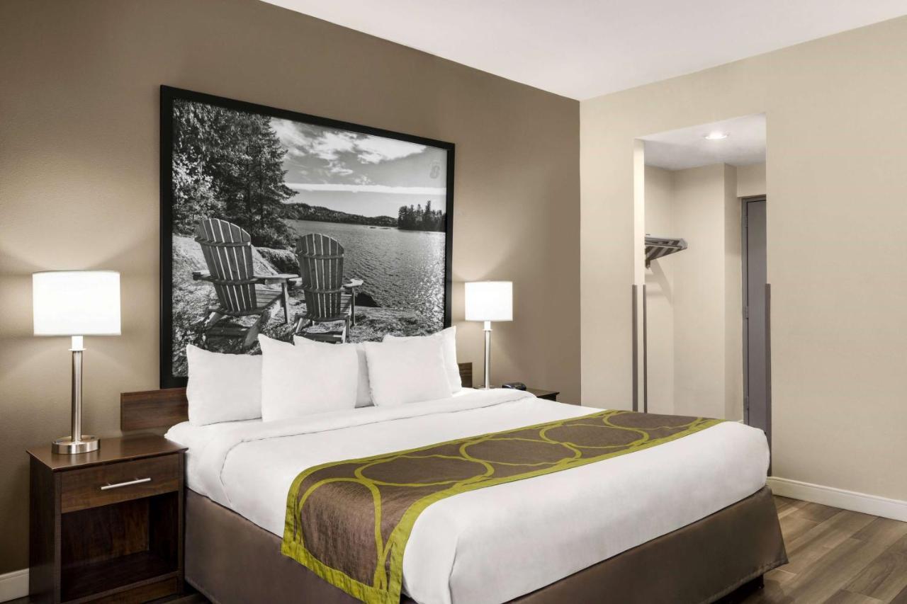 Super 8 By Wyndham Sarnia On Hotel Exterior foto