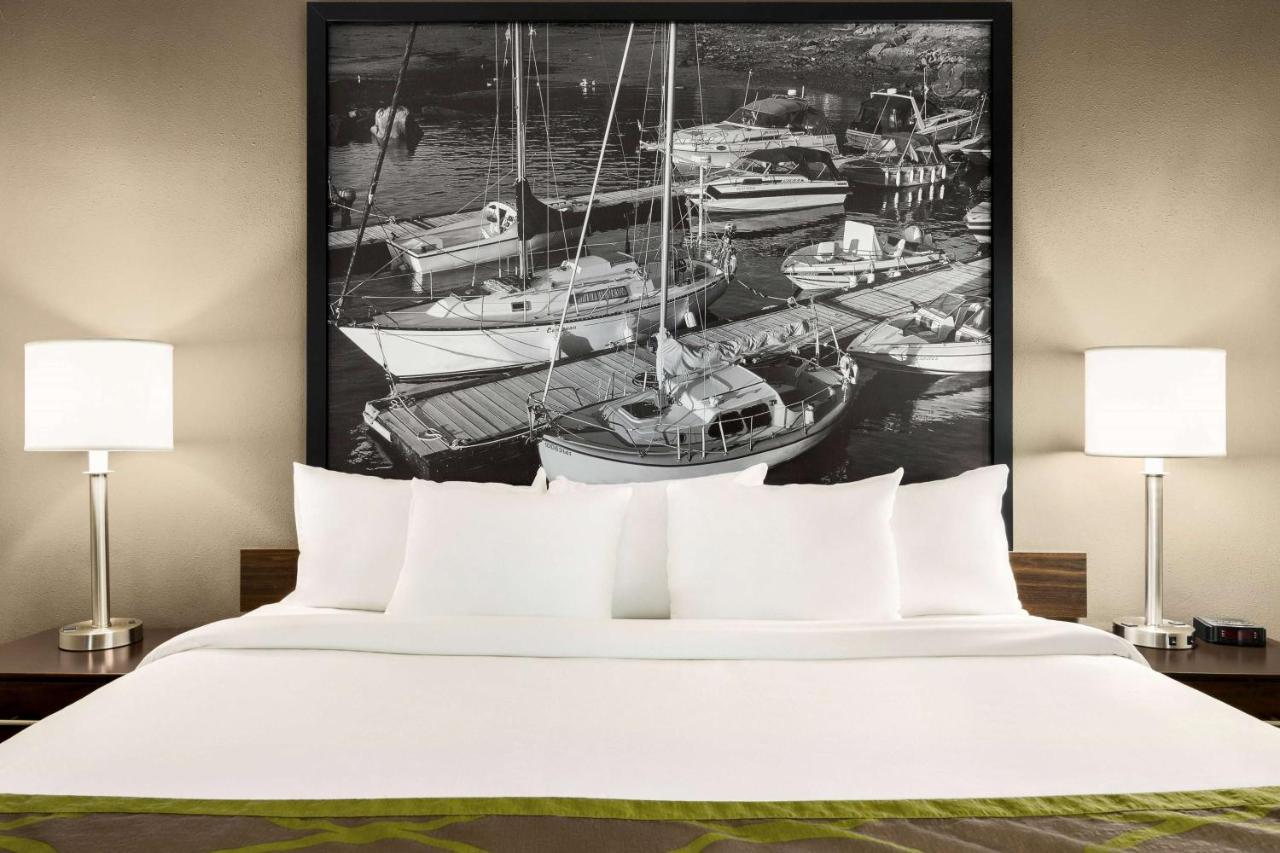 Super 8 By Wyndham Sarnia On Hotel Exterior foto