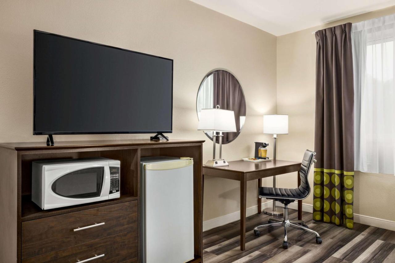 Super 8 By Wyndham Sarnia On Hotel Exterior foto