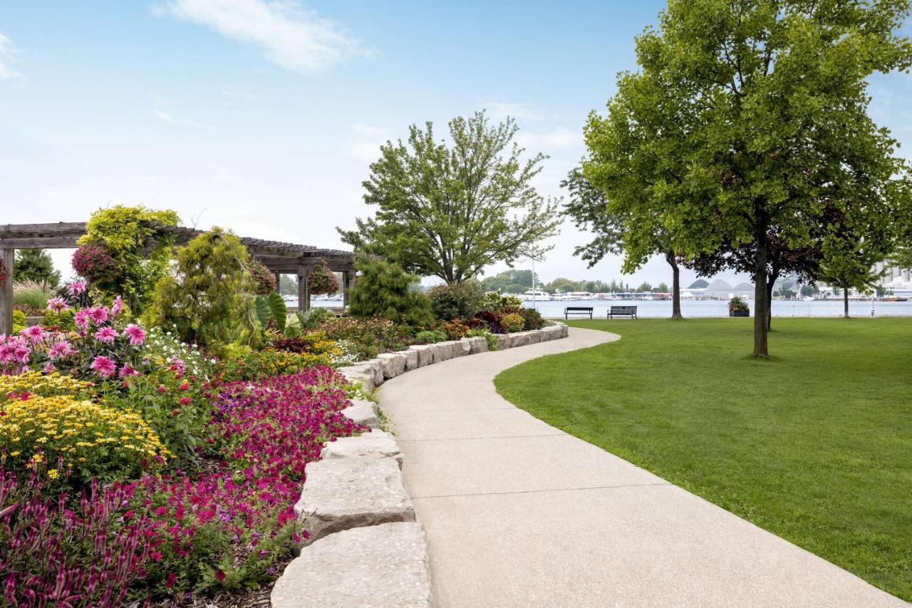 Super 8 By Wyndham Sarnia On Hotel Exterior foto