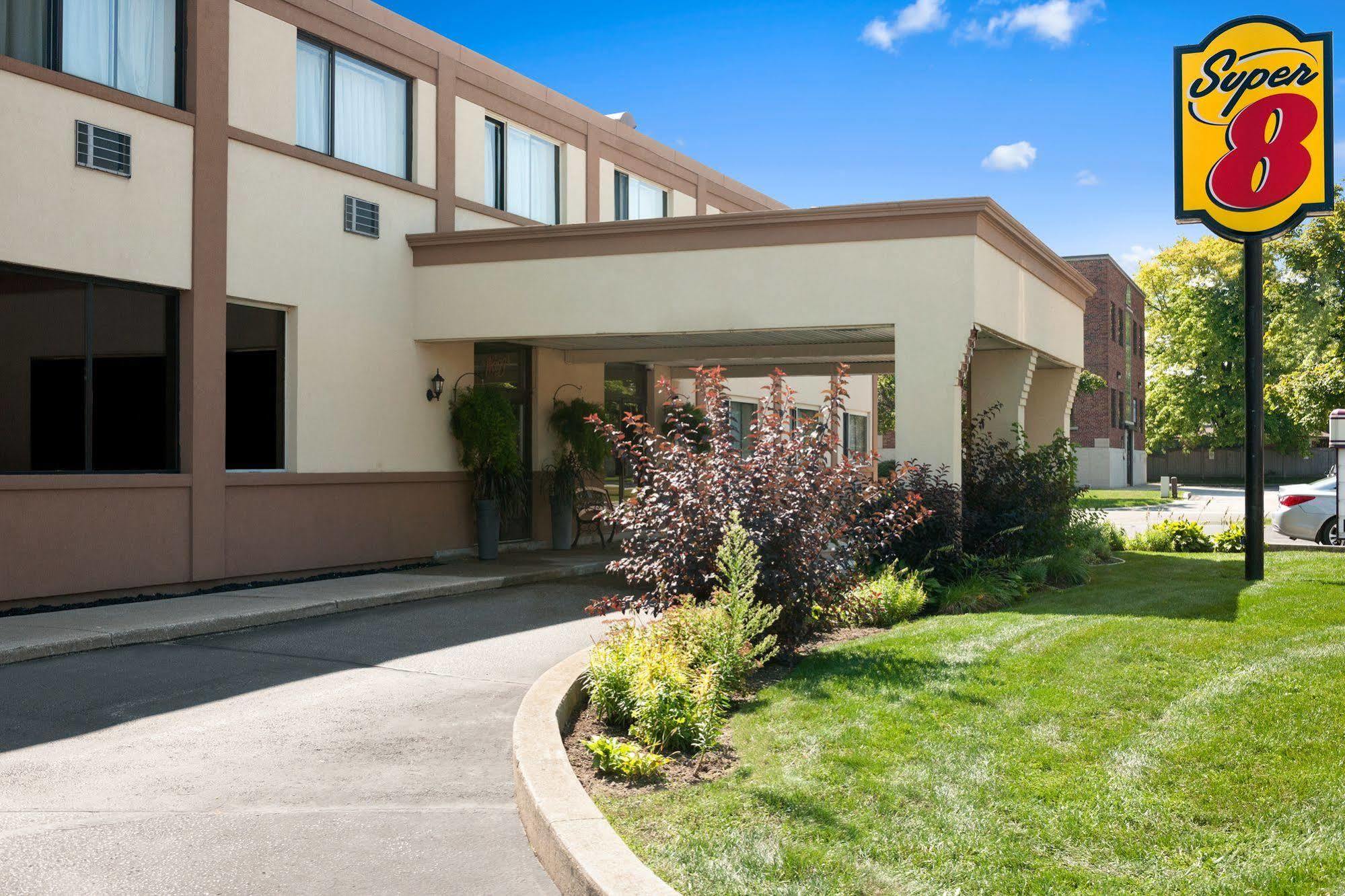 Super 8 By Wyndham Sarnia On Hotel Exterior foto