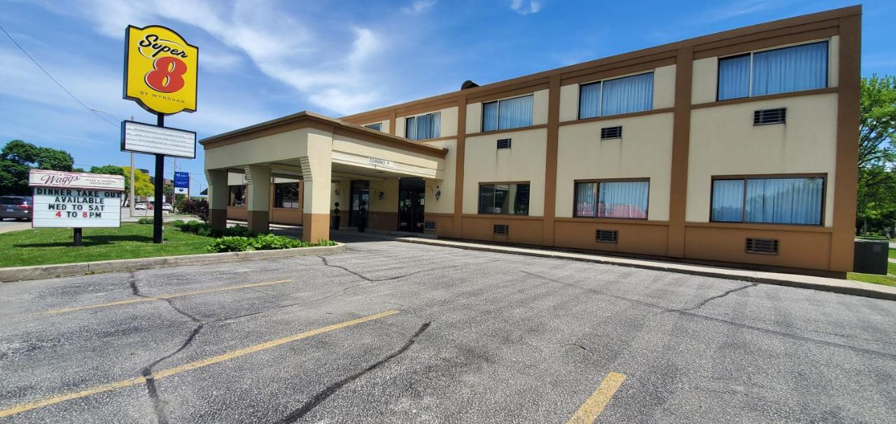 Super 8 By Wyndham Sarnia On Hotel Exterior foto